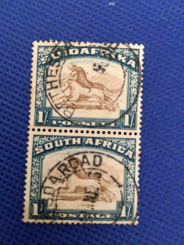 SOUTH AFRICA PAIR 1932 WILDEBEEST  - INVERTED WATER MARK  1 SHILLING