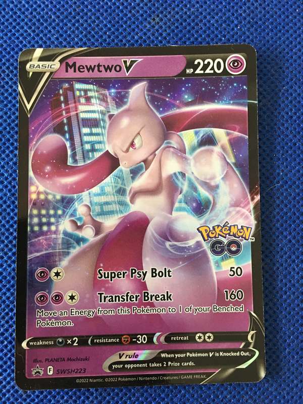 POKEMON TRADING CARD - HOLO FOIL - MEWTWO V