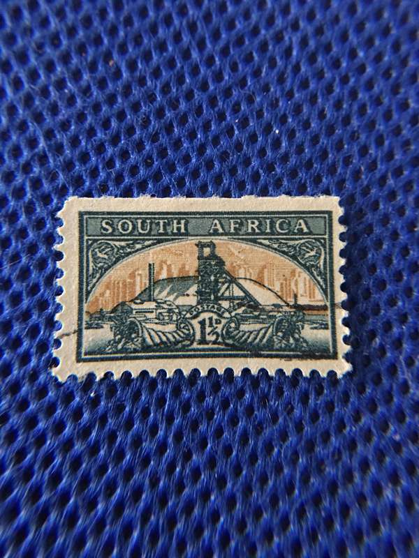 SOUTH AFRICA 1948 SMALL NARROW GOLD MINING STAMP 1 1/2 D