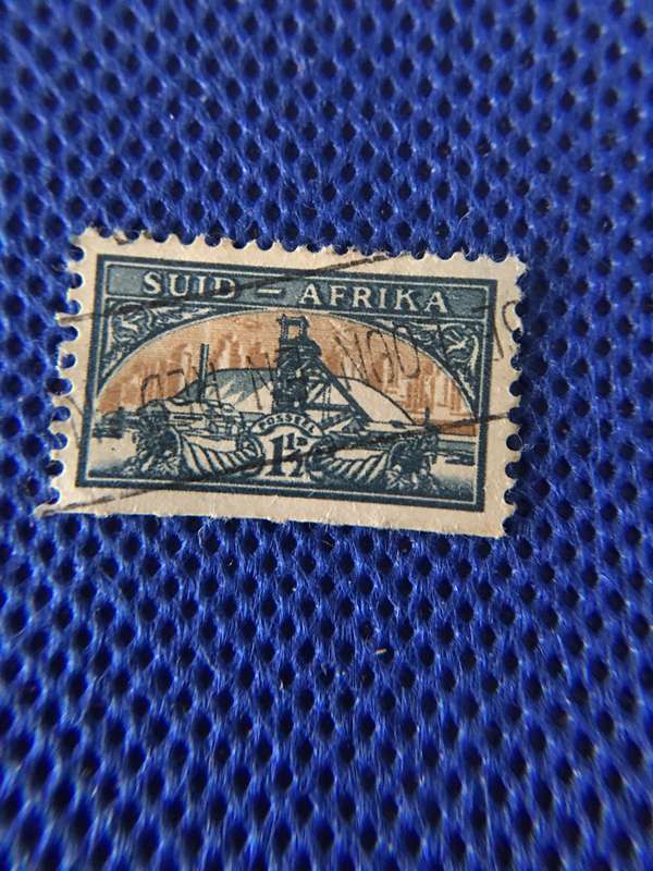 SOUTH AFRICA 1948 SMALL NARROW GOLD MINING STAMP 1 1/2 D