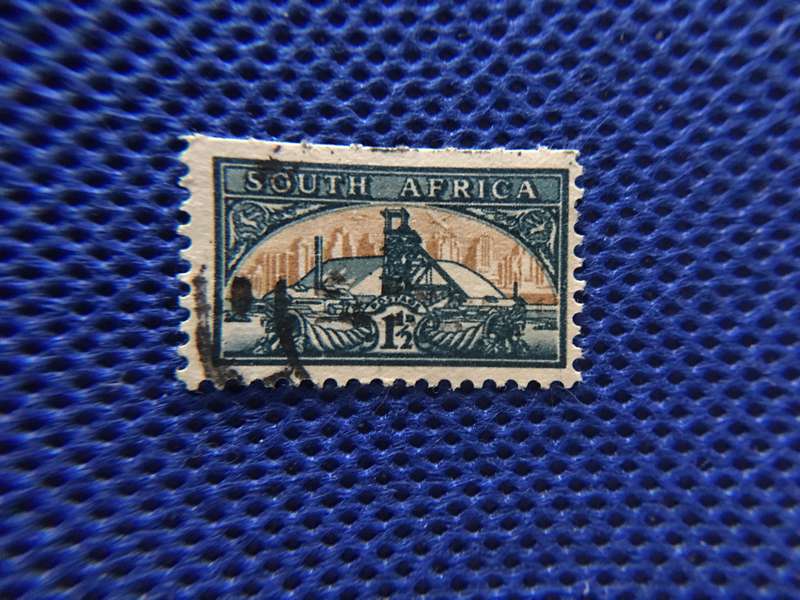 SOUTH AFRICA 1948 SMALL NARROW GOLD MINING STAMP 1 1/2 D