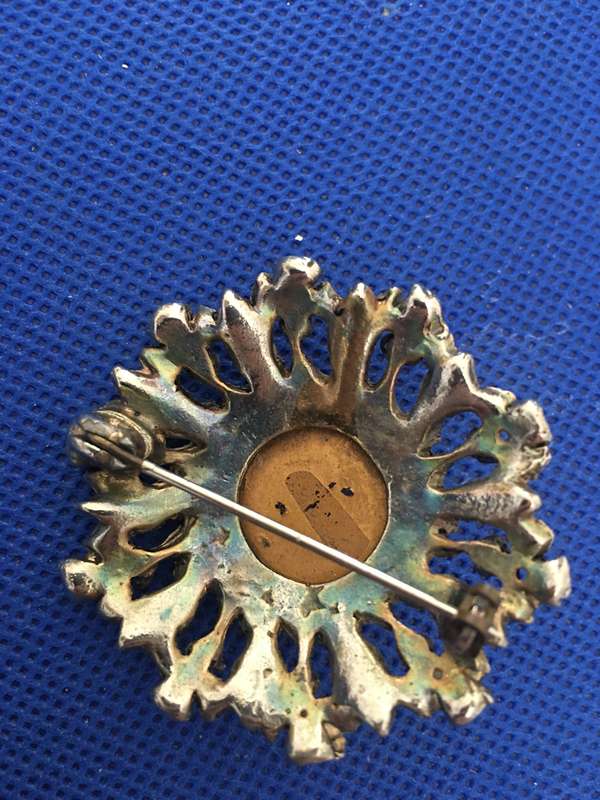 LOVELY VINTAGE BROOCH WITH STONES