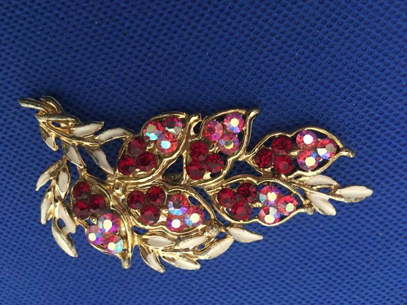 BEAUTIFUL VINTAGE BROOCH WITH STONES