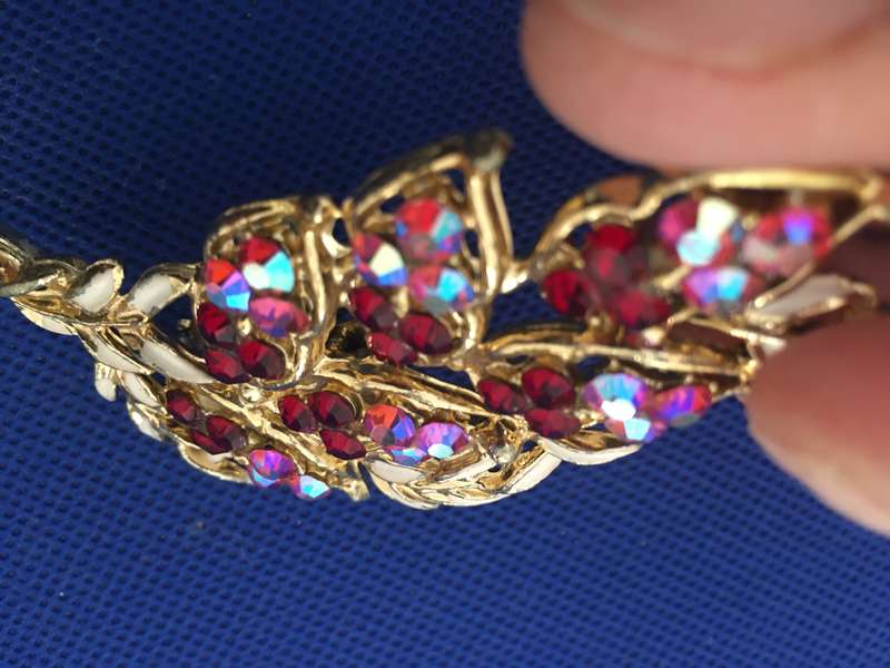 BEAUTIFUL VINTAGE BROOCH WITH STONES