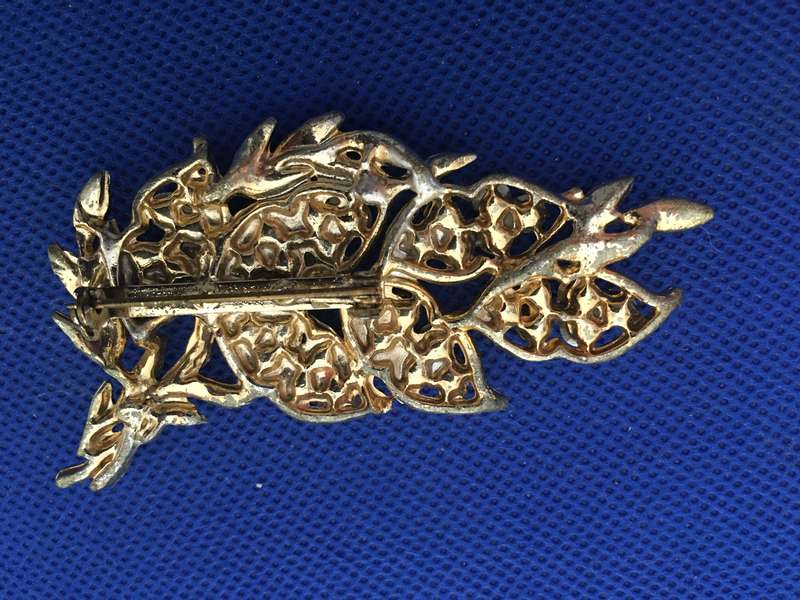 BEAUTIFUL VINTAGE BROOCH WITH STONES