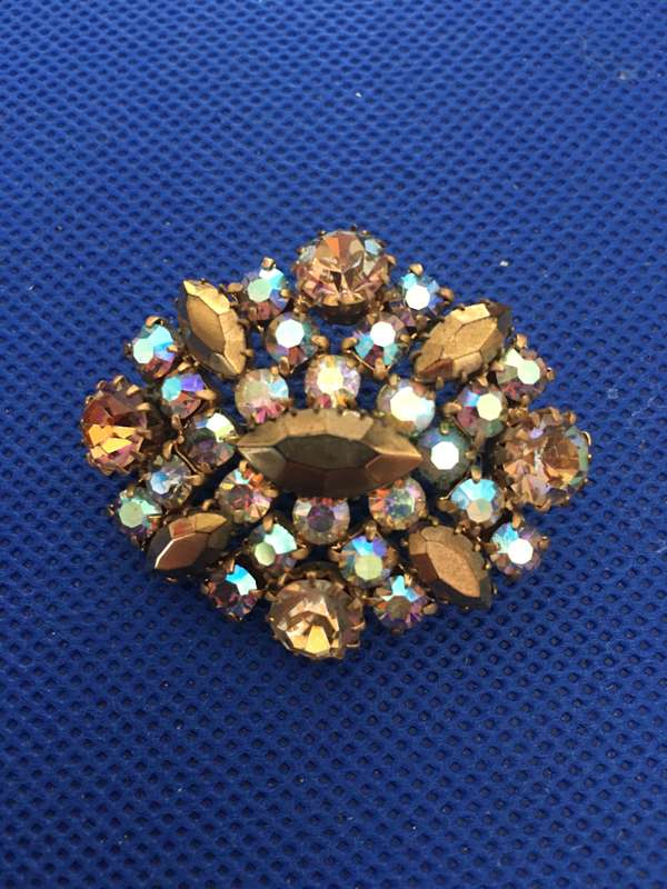 LOVELY VINTAGE BROOCH WITH STONES