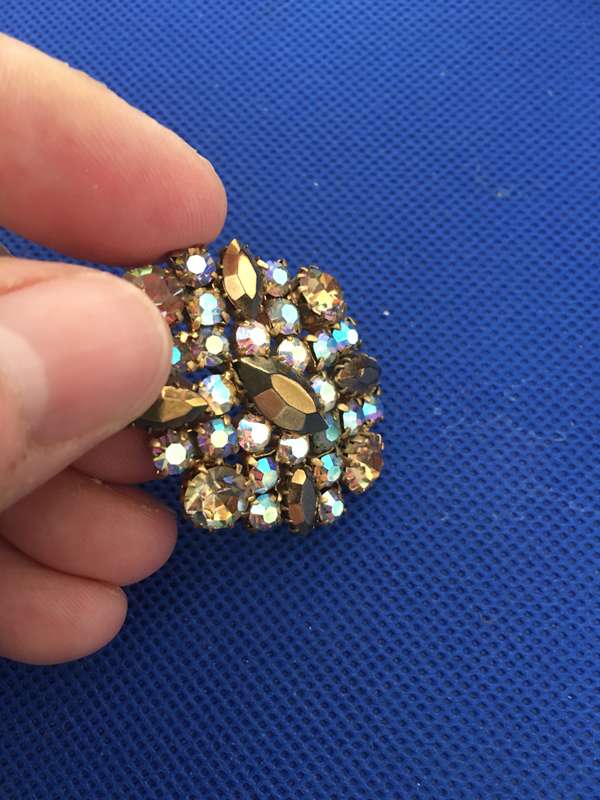 LOVELY VINTAGE BROOCH WITH STONES