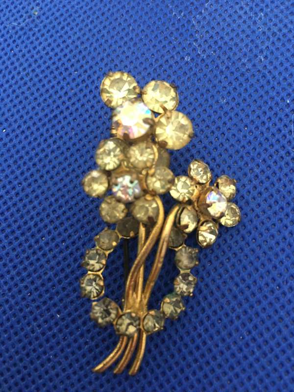 LOVELY VINTAGE BROOCH WITH STONES