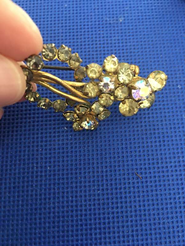 LOVELY VINTAGE BROOCH WITH STONES