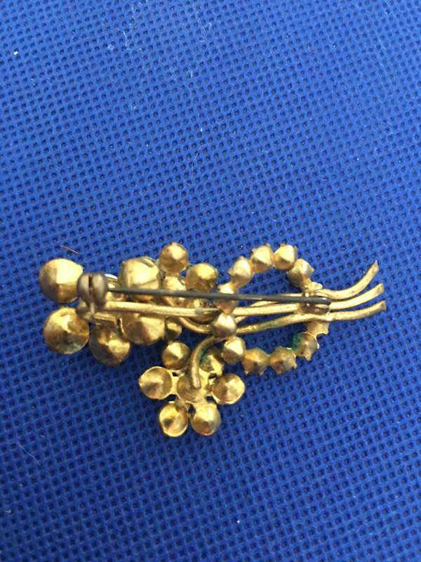 LOVELY VINTAGE BROOCH WITH STONES