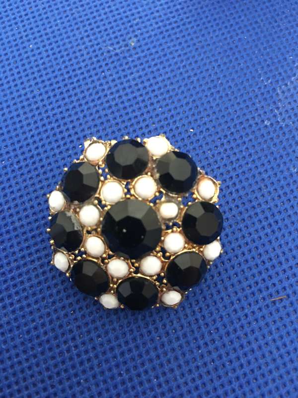 LOVELY VINTAGE BROOCH WITH STONES
