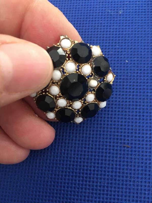 LOVELY VINTAGE BROOCH WITH STONES