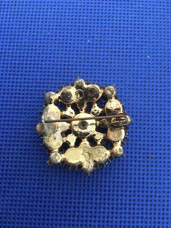 LOVELY VINTAGE BROOCH WITH STONES