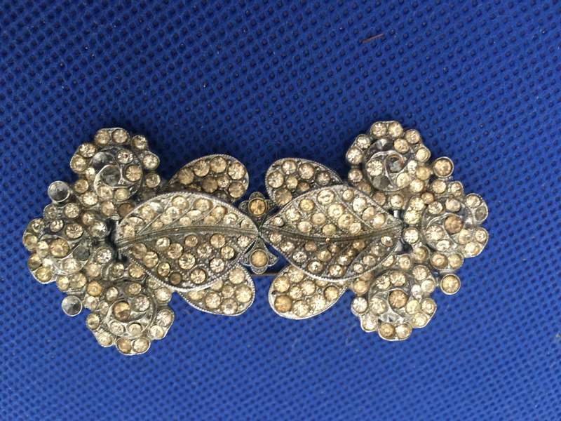 LOVELY VINTAGE BROOCH WITH STONES