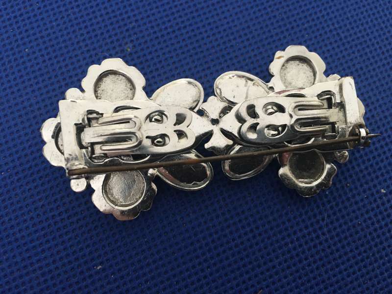 LOVELY VINTAGE BROOCH WITH STONES