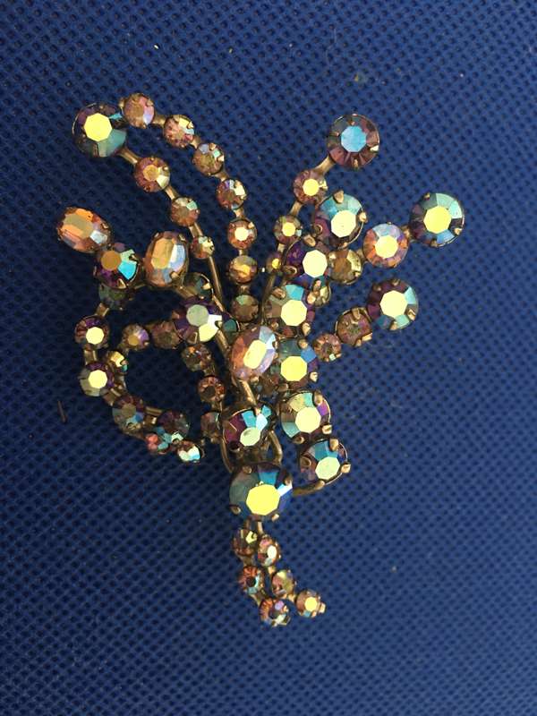 BEAUTIFUL VINTAGE BROOCH WITH STONES