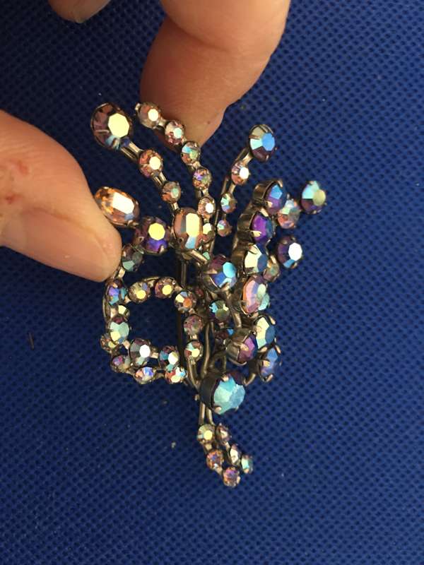 BEAUTIFUL VINTAGE BROOCH WITH STONES