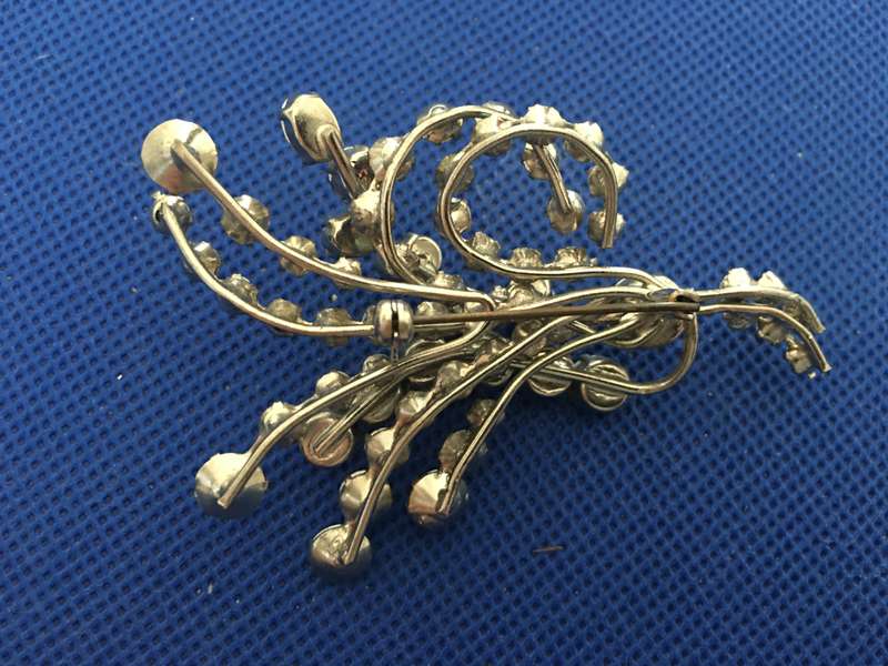 BEAUTIFUL VINTAGE BROOCH WITH STONES