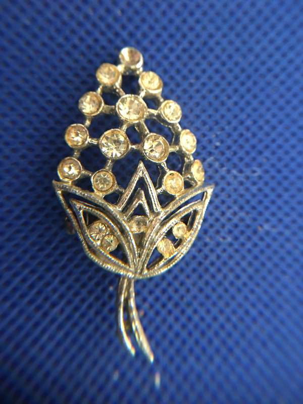 LOVELY VINTAGE BROOCH WITH STONES