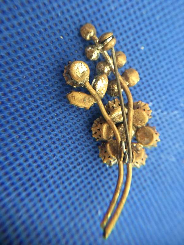 LOVELY VINTAGE BROOCH WITH STONES