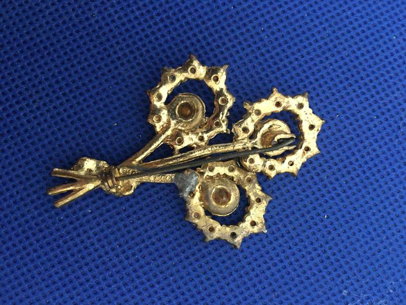 LOVELY VINTAGE BROOCH - HOLLY WOOD PRINTED BEHIND WITH STONES