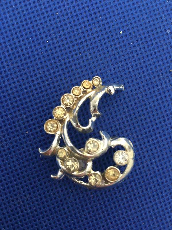 LOVELY VINTAGE BROOCH WITH STONES