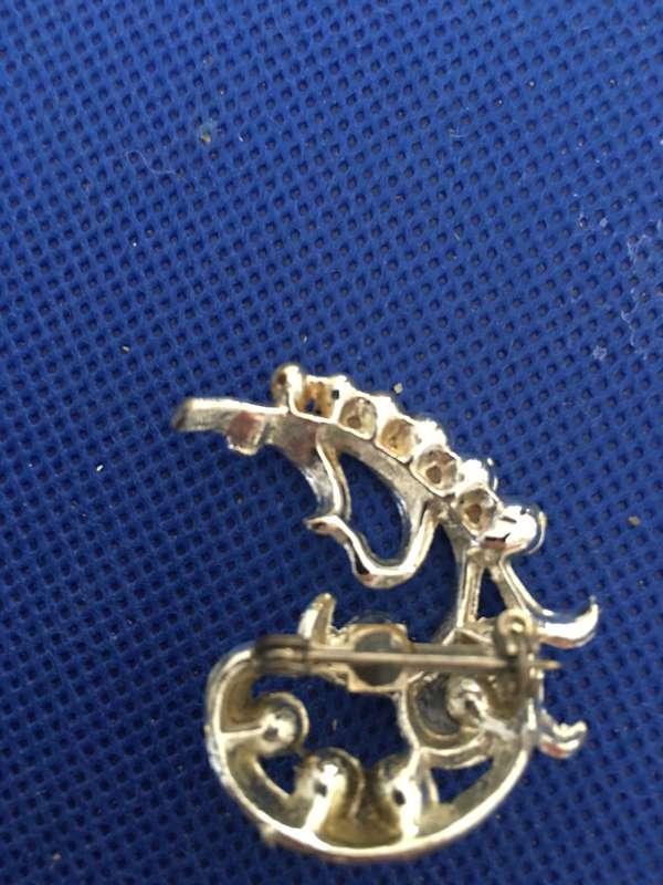 LOVELY VINTAGE BROOCH WITH STONES