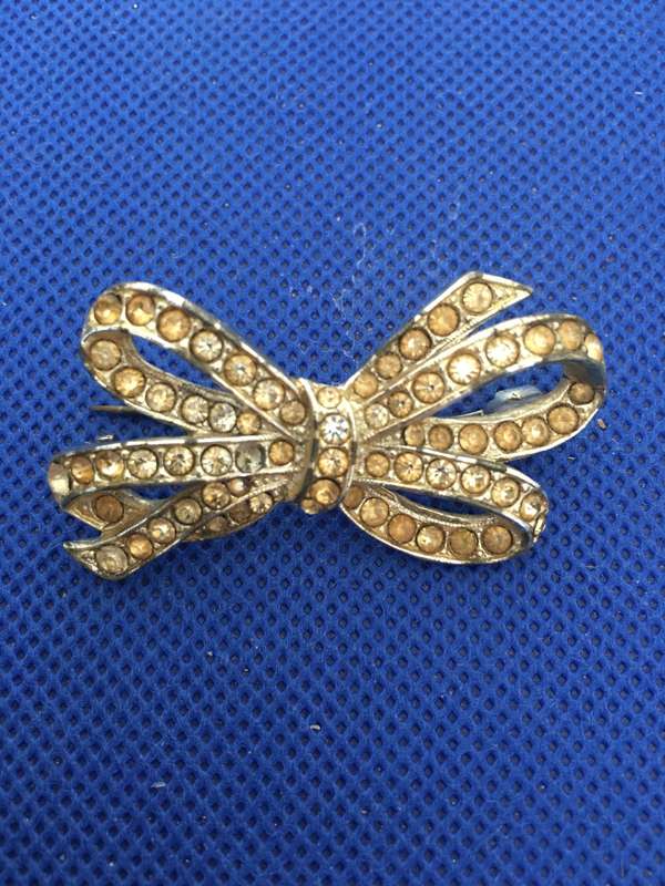 VINTAGE BROOCH WITH STONES