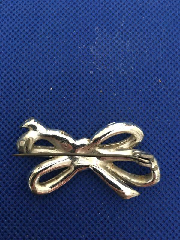VINTAGE BROOCH WITH STONES
