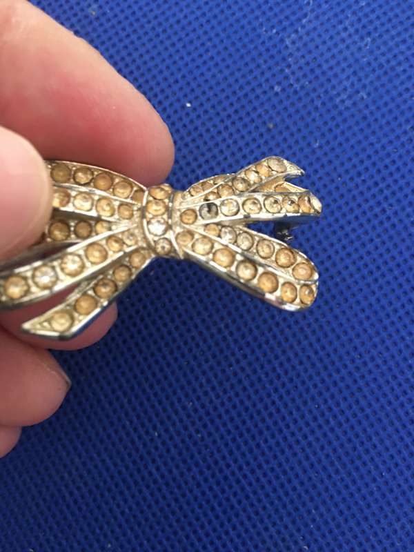 VINTAGE BROOCH WITH STONES