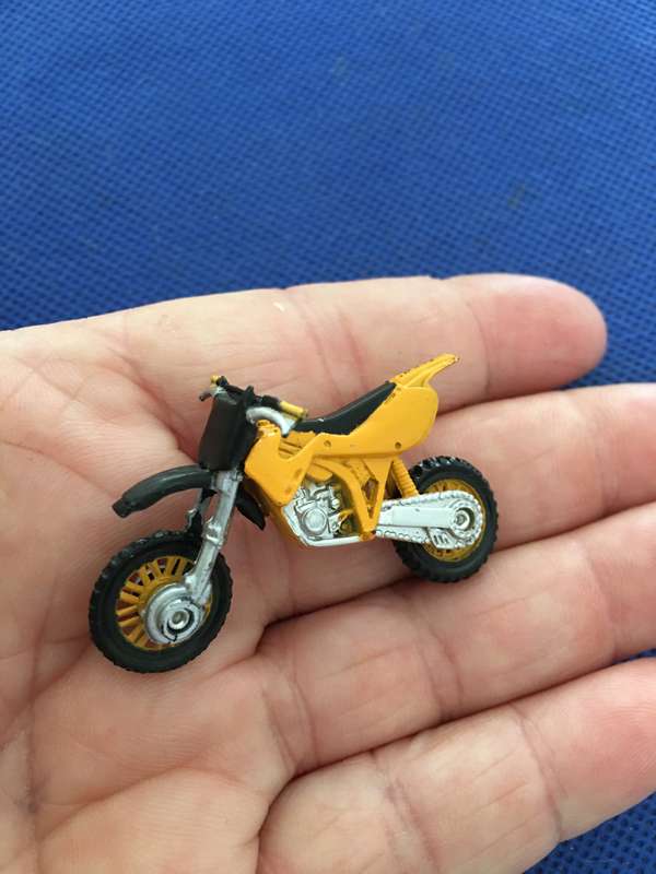 VINTAGE MINI YELLOW MAISTO 1998 MATCHBOX DIRT BIKE