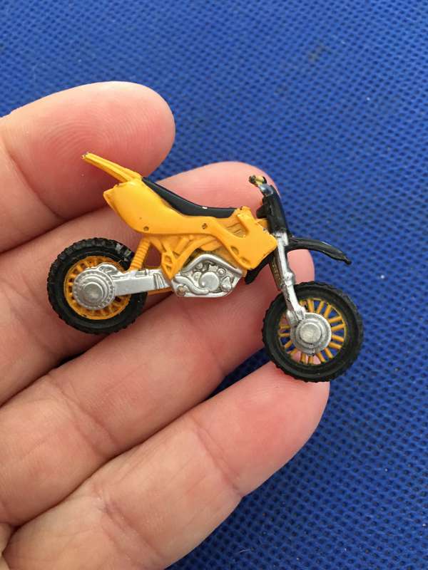 VINTAGE MINI YELLOW MAISTO 1998 MATCHBOX DIRT BIKE