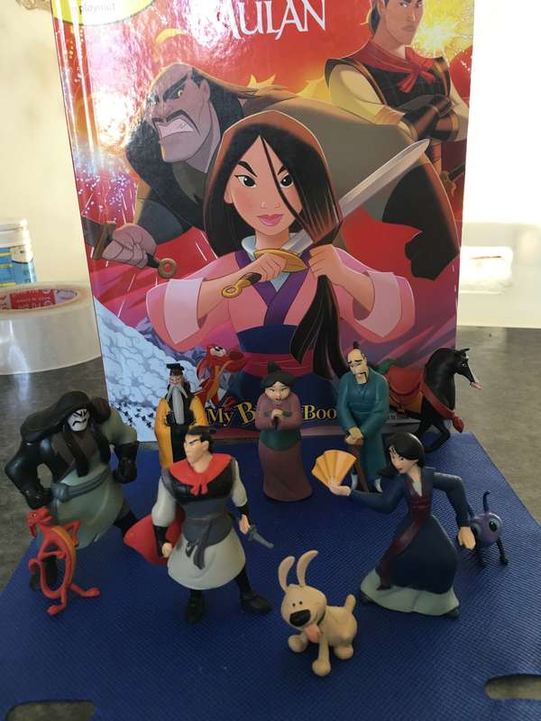 DISNEY - MULAN STORYBOOK 9 FIGURINES AND PLAYMAT  - 2000 MADE IN CANADA
