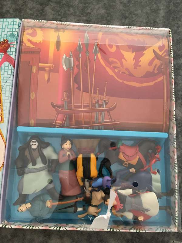 DISNEY - MULAN STORYBOOK 9 FIGURINES AND PLAYMAT  - 2000 MADE IN CANADA
