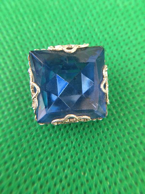 LOVELY VINTAGE EARRINGS  WITH LARGE STONES