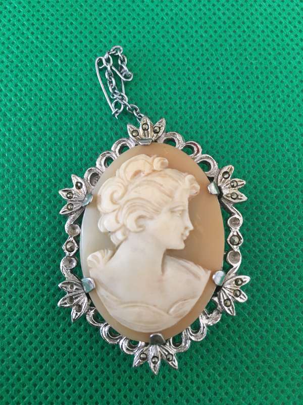 VINTAGE CAMEO BROOCH