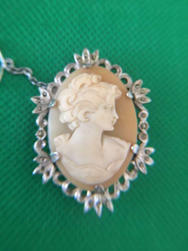 VINTAGE CAMEO BROOCH