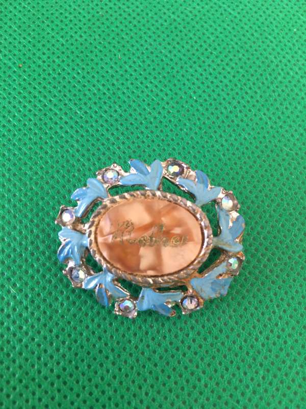 LOVELY VINTAGE BROOCH WITH STONES WORD MOTHER ON FRONT