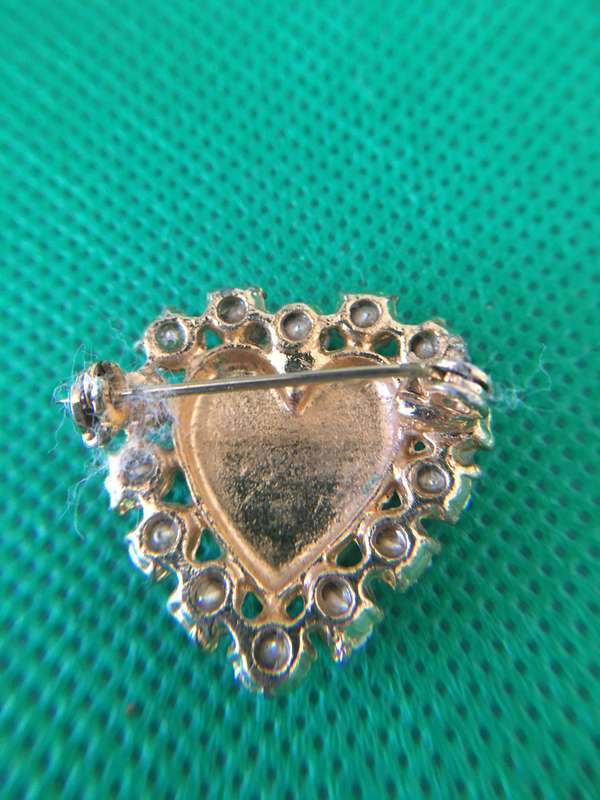 LOVELY VINTAGE BROOCH WITH STONES