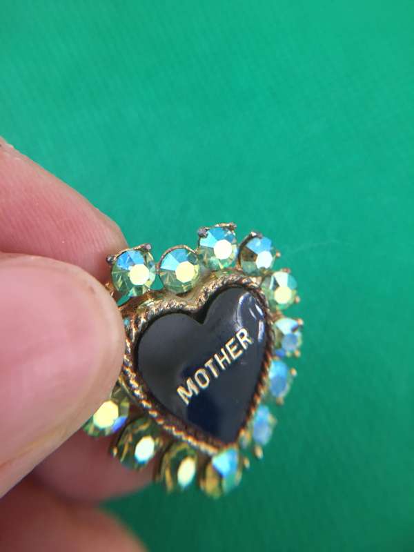 LOVELY VINTAGE BROOCH WITH STONES