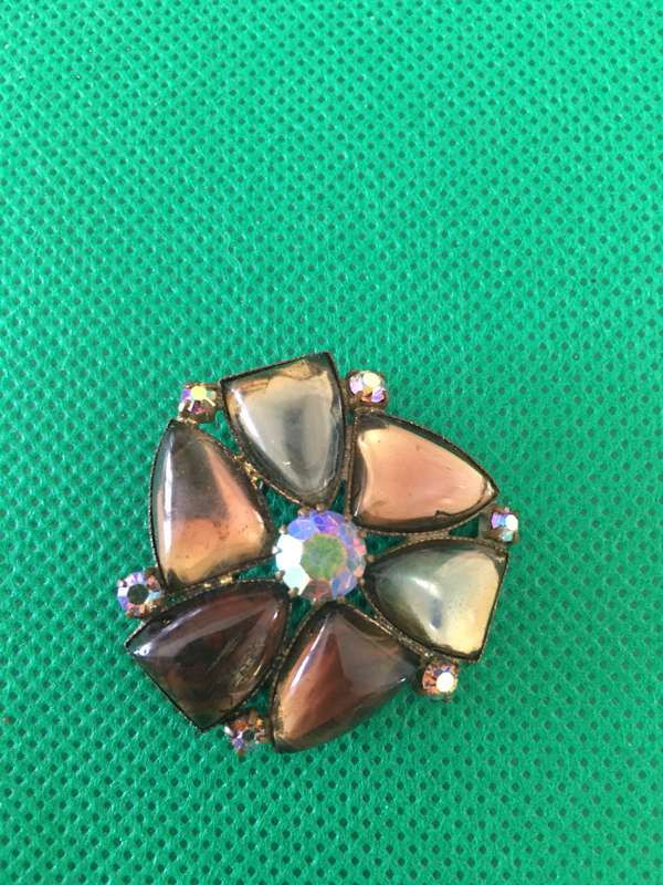 LOVELY VINTAGE BROOCH WITH STONES