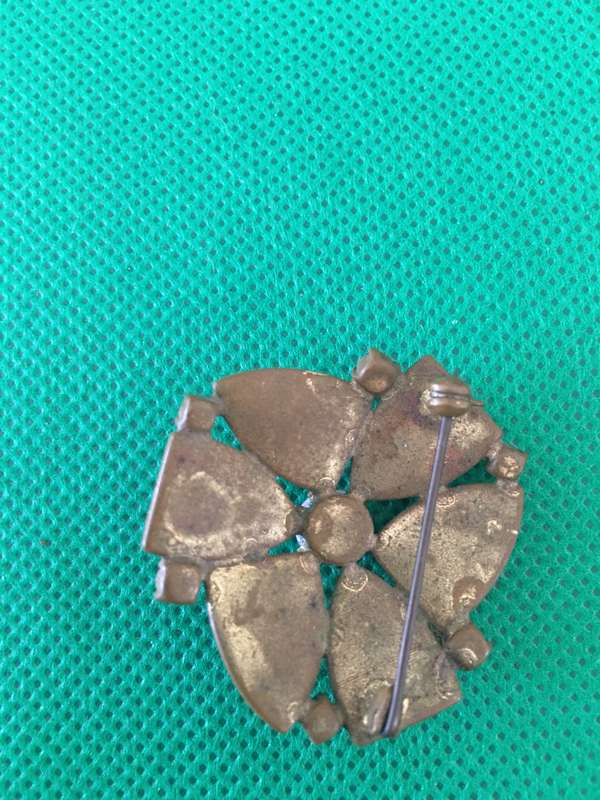 LOVELY VINTAGE BROOCH WITH STONES