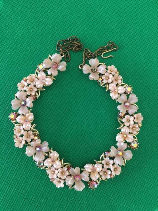 VINTAGE ART DECO FLOWER NECKLACE WITH STONES
