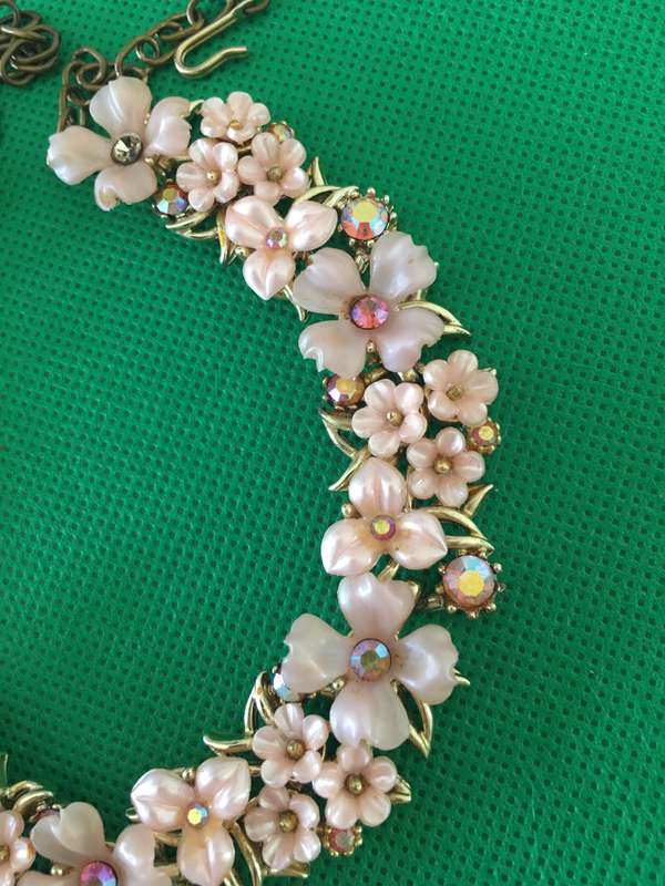 VINTAGE ART DECO FLOWER NECKLACE WITH STONES