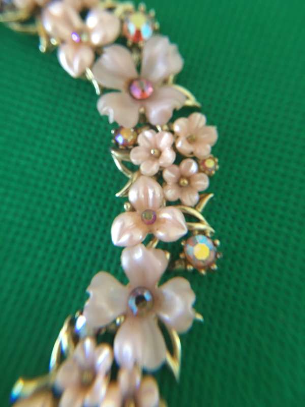 VINTAGE ART DECO FLOWER NECKLACE WITH STONES