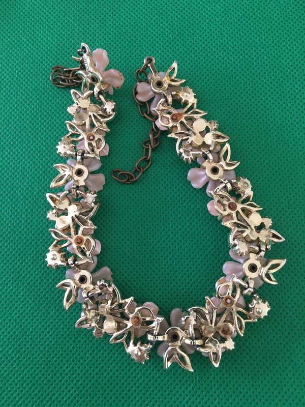 VINTAGE ART DECO FLOWER NECKLACE WITH STONES