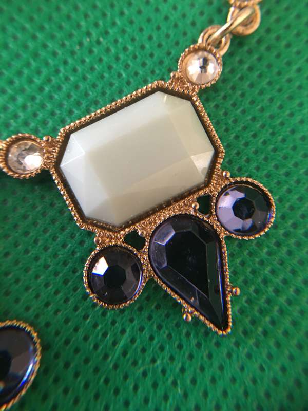 LOVELY VINTAGE NECKLACE WITH STONES