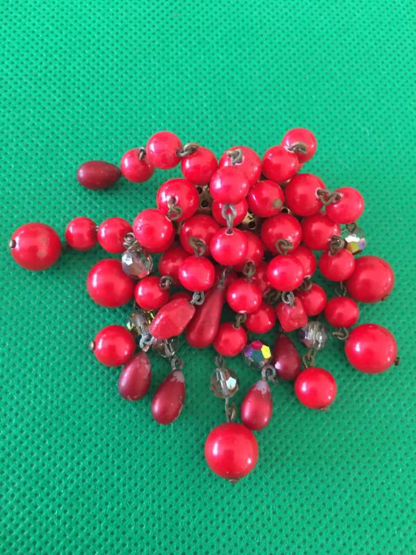 LOVELY VINTAGE BROOCH WITH BEAD AND STONES