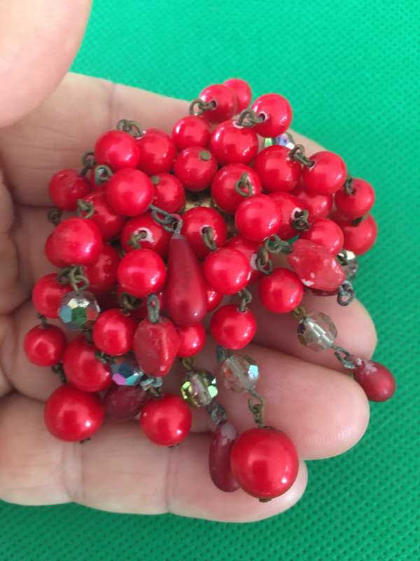 LOVELY VINTAGE BROOCH WITH BEAD AND STONES