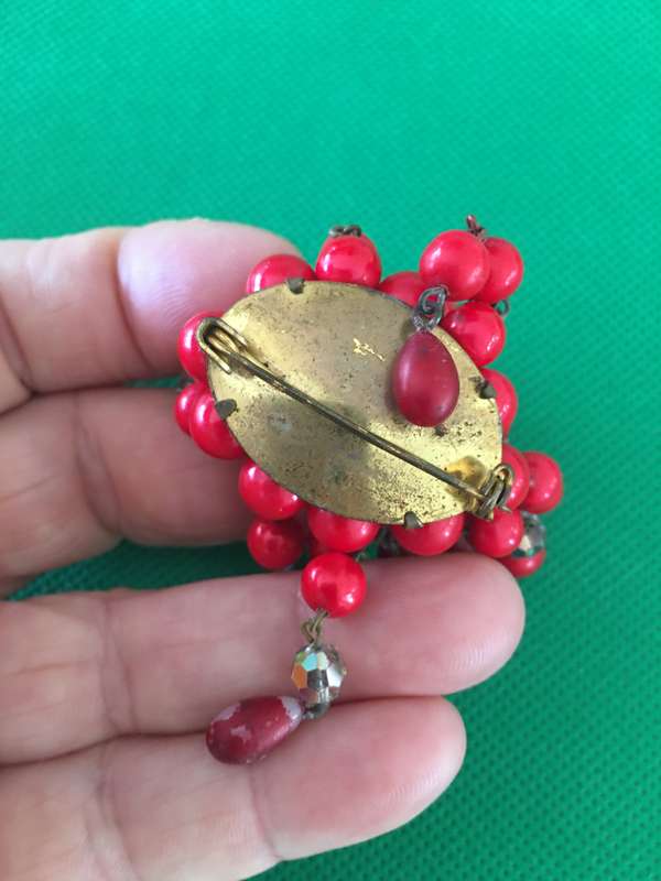 LOVELY VINTAGE BROOCH WITH BEAD AND STONES